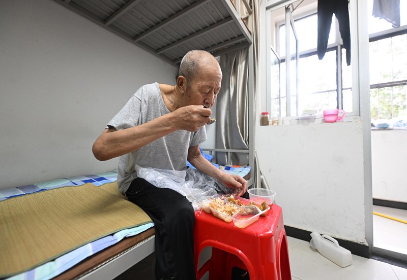 探访集中安置点 群众生活有保障
