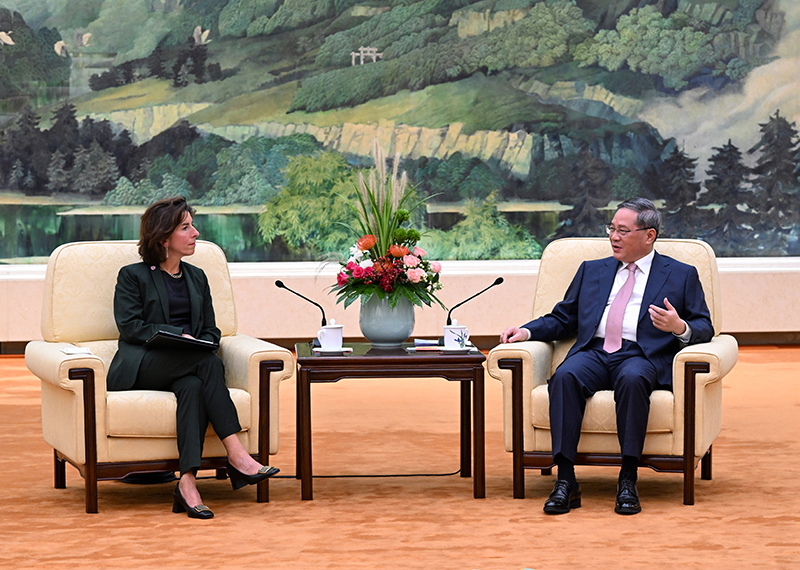 李强会见美国商务部长雷蒙多