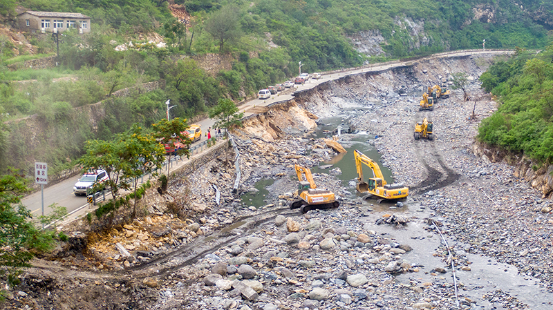 北京努力复通山区道路