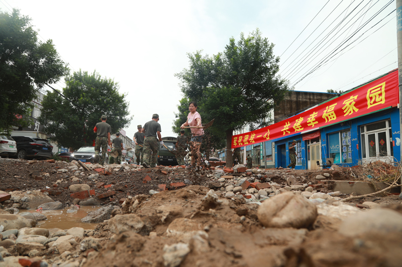解放军和武警部队坚决贯彻习近平主席重要指示持续奋战防汛救灾一线