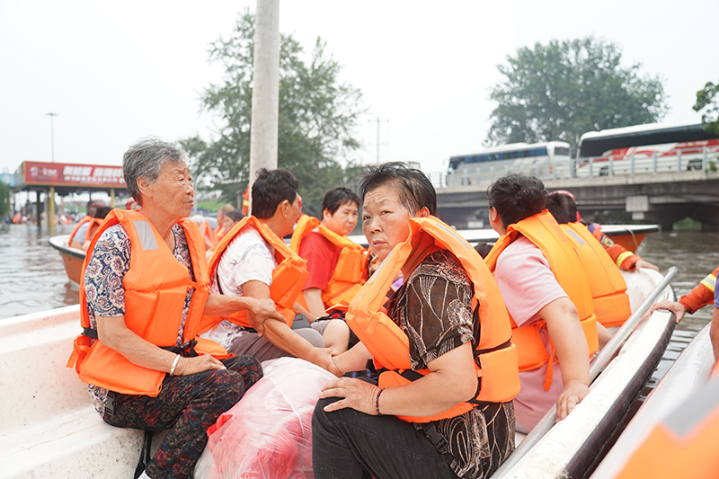 北京房山有序转运暴雨受灾人员