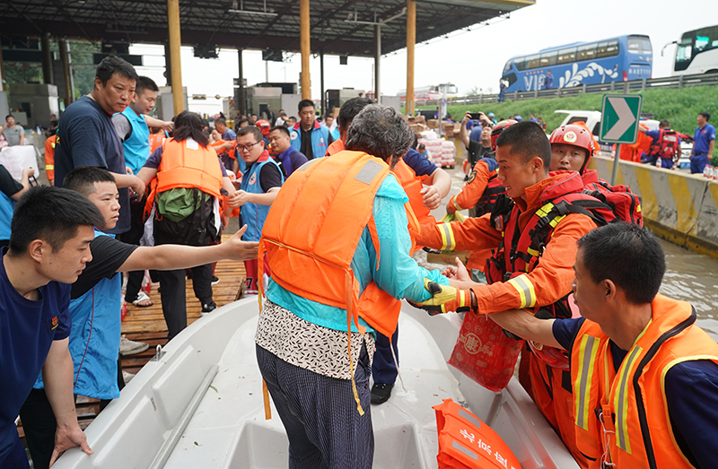 北京房山有序转运暴雨受灾人员
