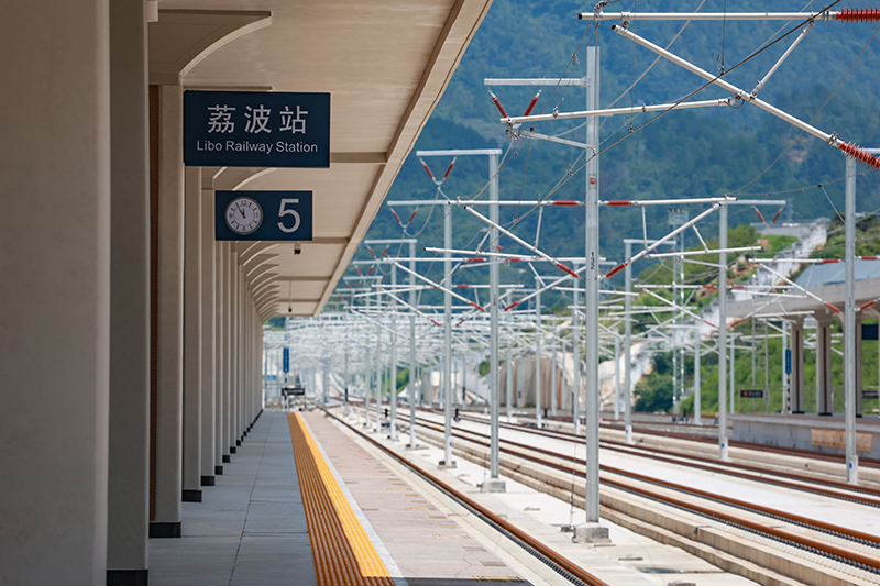 贵南高铁荔波站整体建设完成