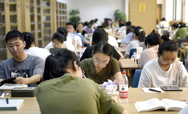 陕西西安:图书馆里人气旺