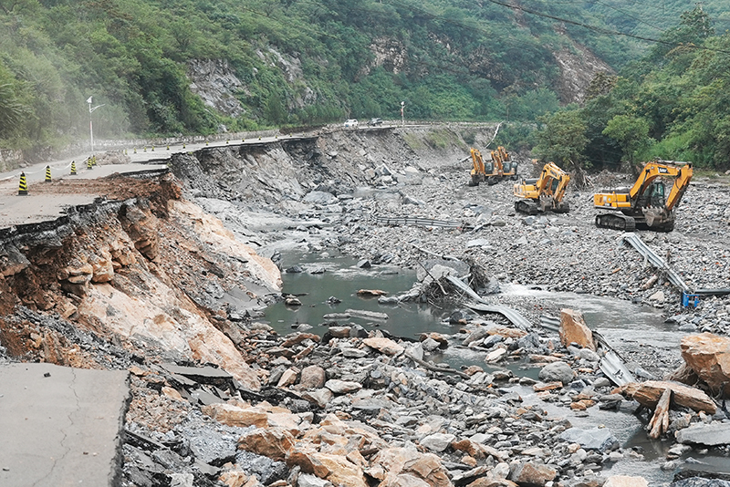 北京努力复通山区道路