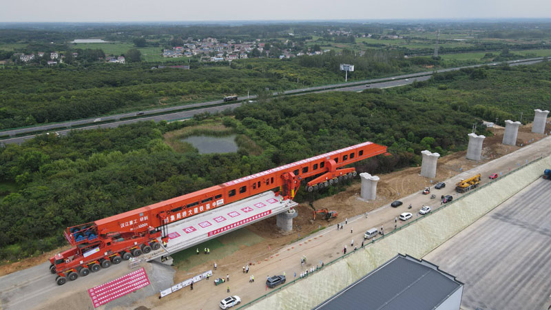 新建沪宁合高铁全线首榀箱梁架设