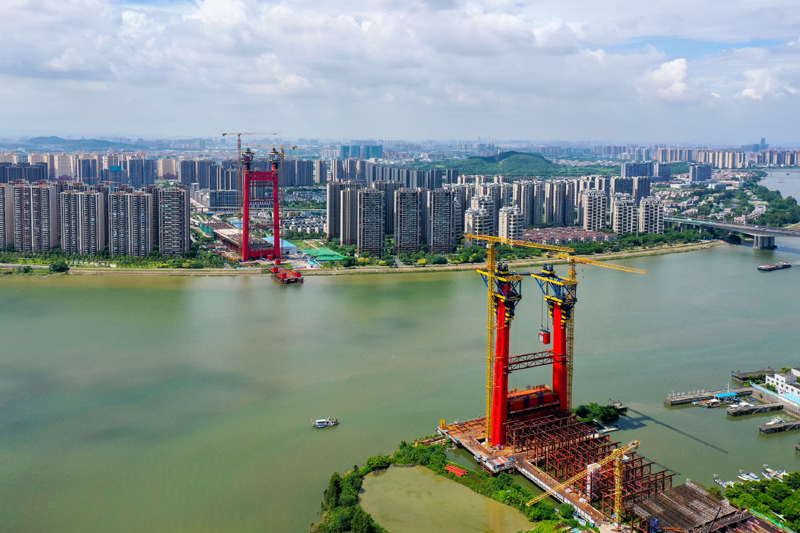 广东佛山:智能钢塔提升机助力顺德大桥建设