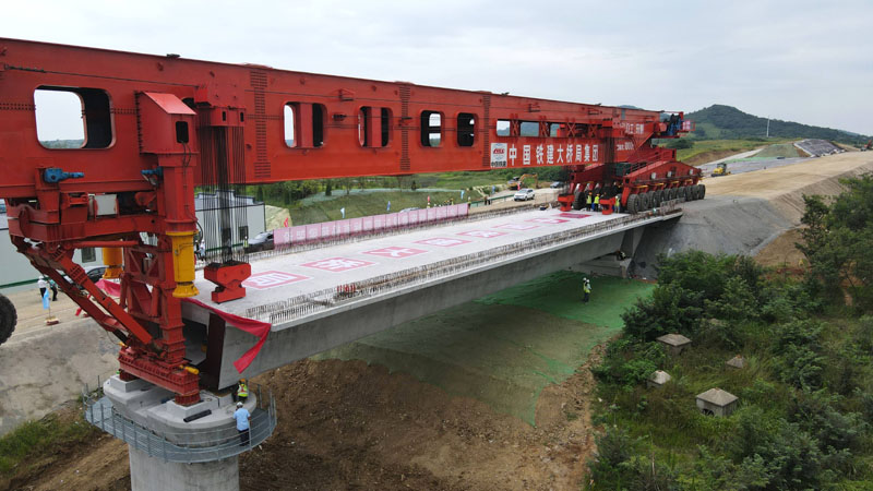新建沪宁合高铁全线首榀箱梁架设