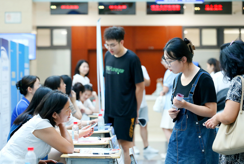 山东即墨：大学生专场招聘会助就业