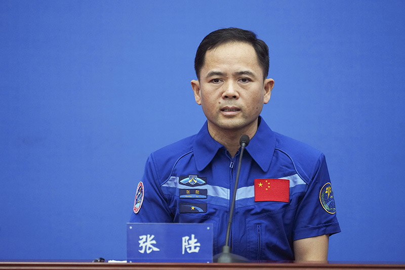 神十五航天员乘组太空归来后首次公开亮相