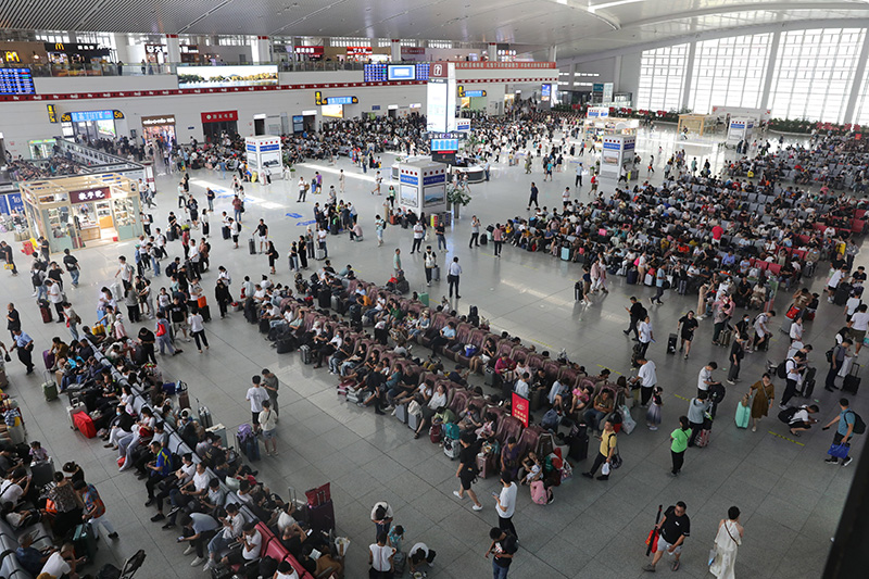 暑运过半 长三角铁路发送旅客超8100万人次