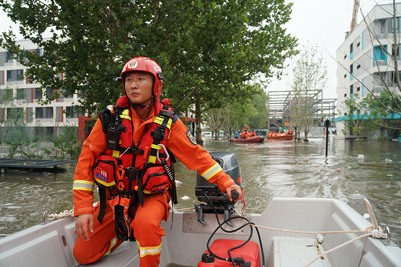 北京房山有序转运暴雨受灾人员