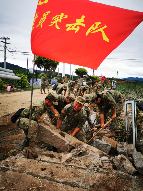 解放军和武警部队坚决贯彻习近平主席重要指示持续奋战防汛救灾一线