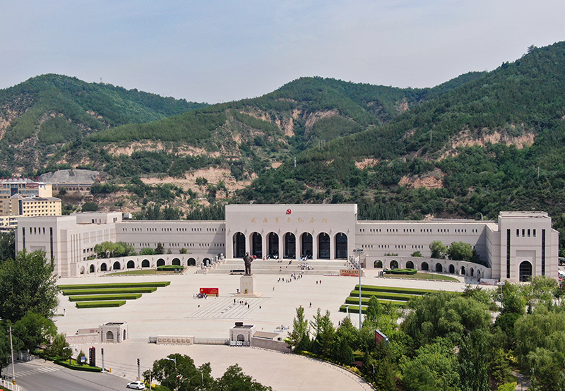 不断攀登新的思想高峰——深入学习和全面贯彻习近平新时代中国特色社会主义思想述评