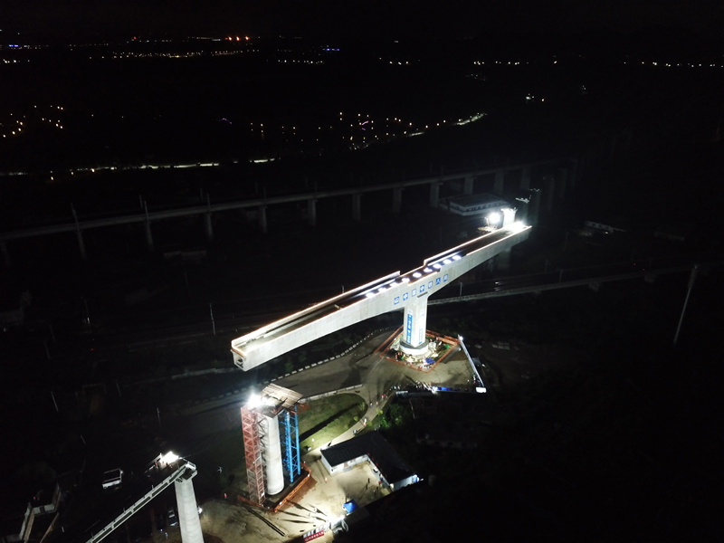 贵南高铁引入贵阳枢纽铁路尖坡寨特大桥转体成功