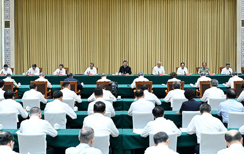 习近平在听取新疆维吾尔自治区党委和政府、新疆生产建设兵团工作汇报时强调：牢牢把握新疆在国家全局中的战略定位 在中国式现代化进程中更好建设美丽新疆