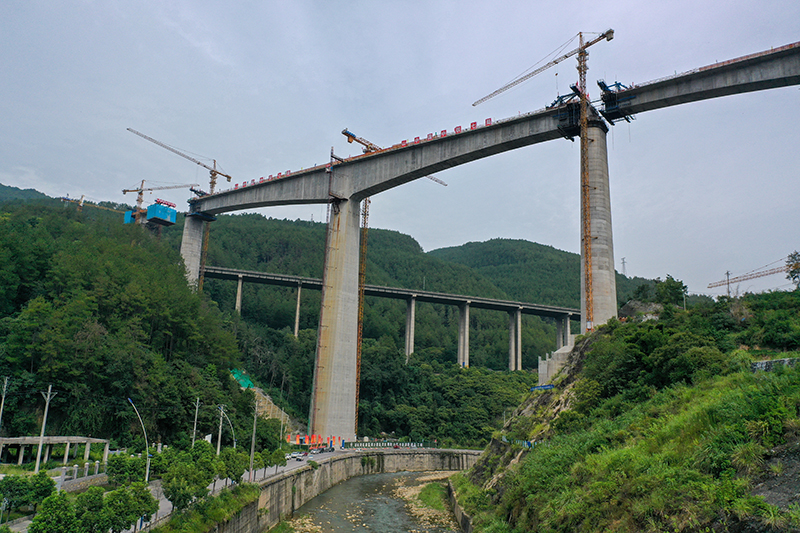 国内在建跨度最大T构高铁桥梁合龙