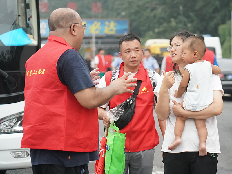 北京房山有序转运暴雨受灾人员