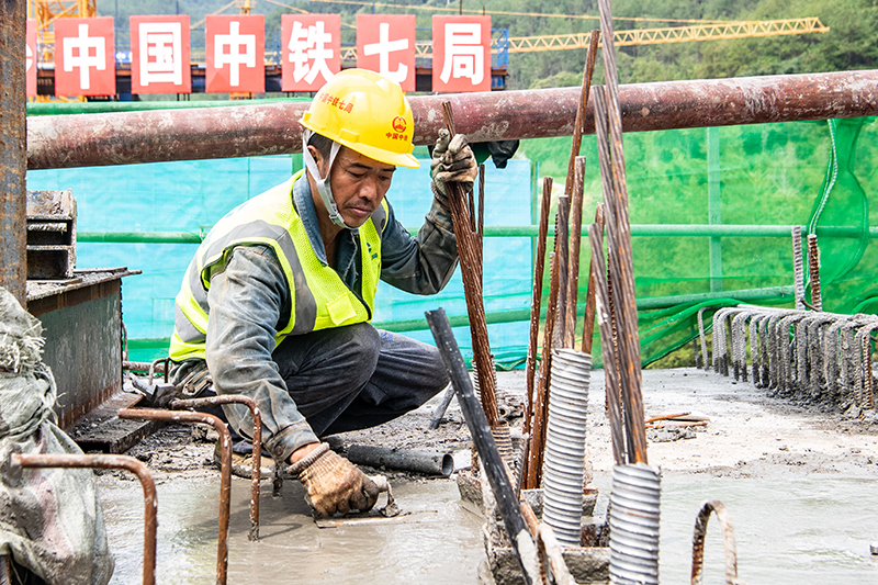 国内在建跨度最大T构高铁桥梁合龙