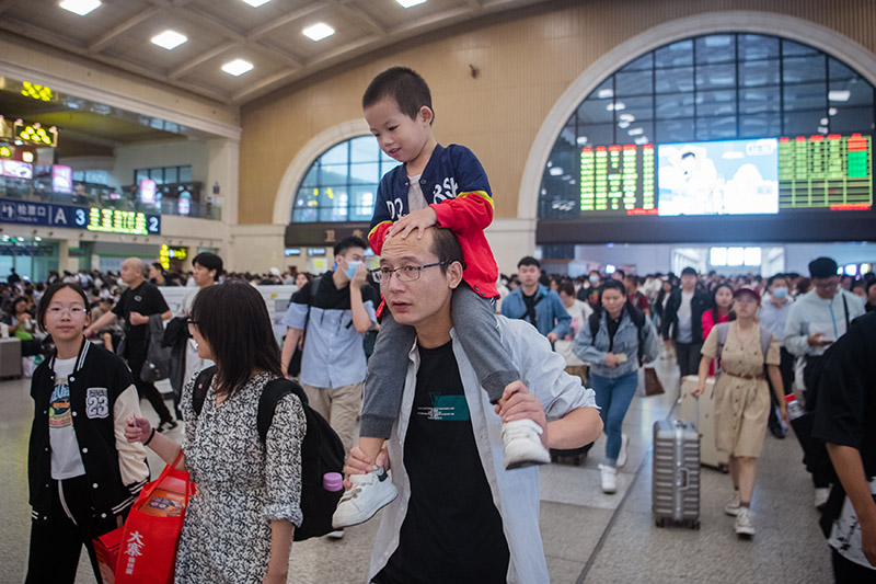各地铁路部门迎来国庆出行高峰