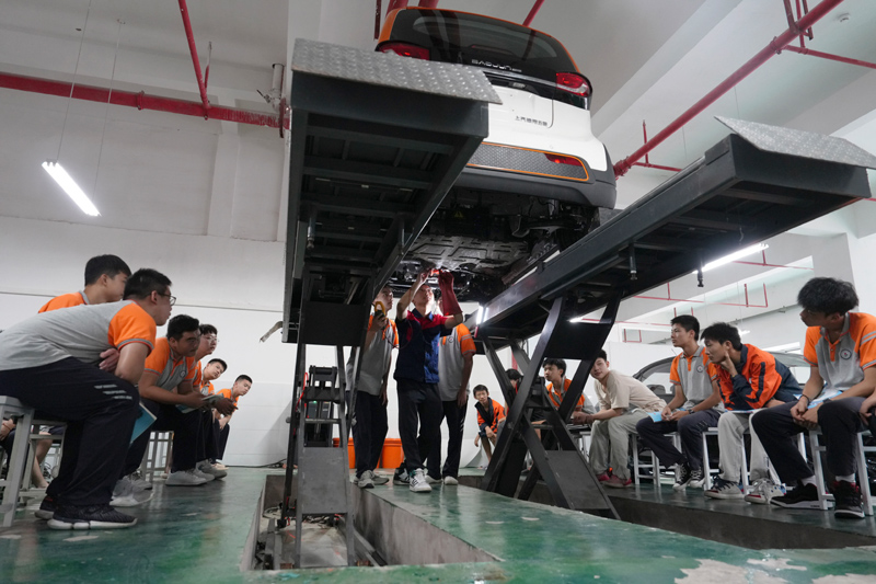 重庆：校企合作培养新能源汽车维修人才