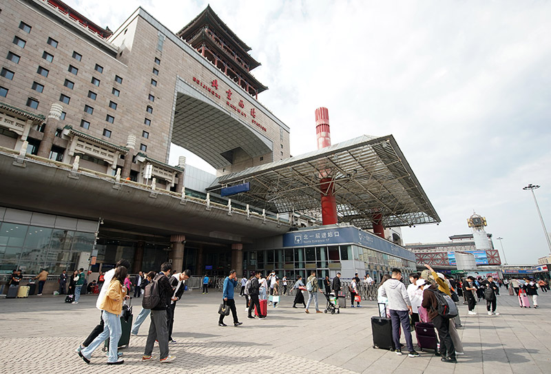 各地铁路部门迎来国庆出行高峰