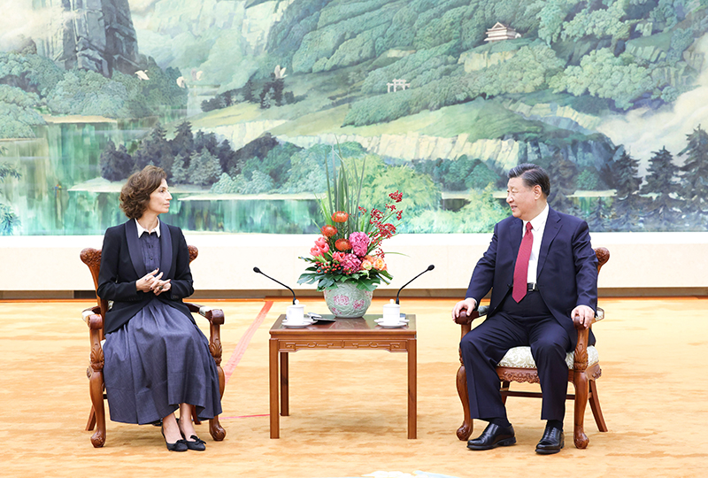 习近平会见联合国教科文组织总干事阿祖莱
