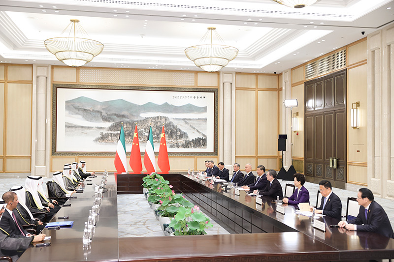 习近平会见科威特王储米沙勒