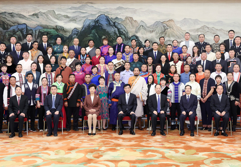 王沪宁会见全国少数民族参观团