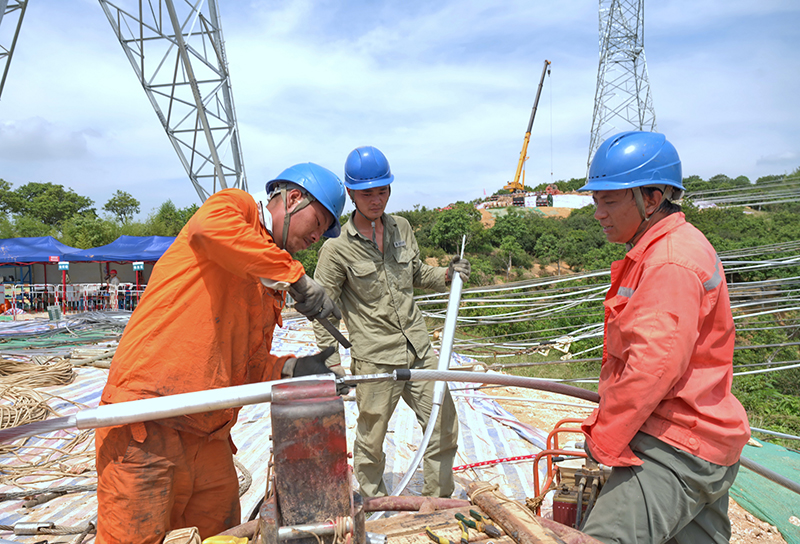 福建北电南送特高压交流输变电工程线路工程全线贯通