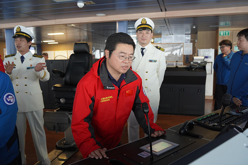 中国第13次北冰洋科学考察队抵达北极点
