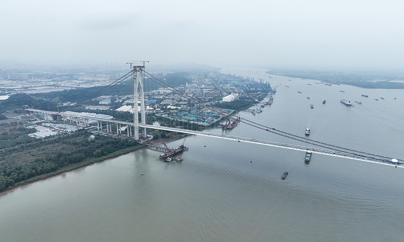 南京仙新路过江通道跨江大桥合龙