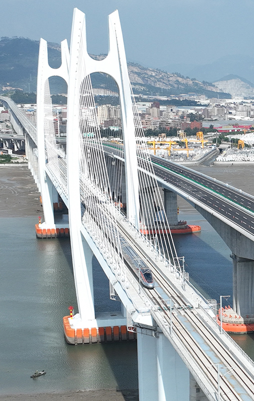 我国首条时速350公里跨海高铁正式开通运营