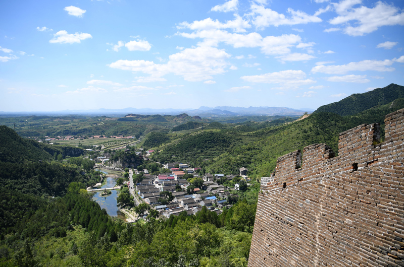 河北唐山：长城脚下 小康村似“珍珠链”