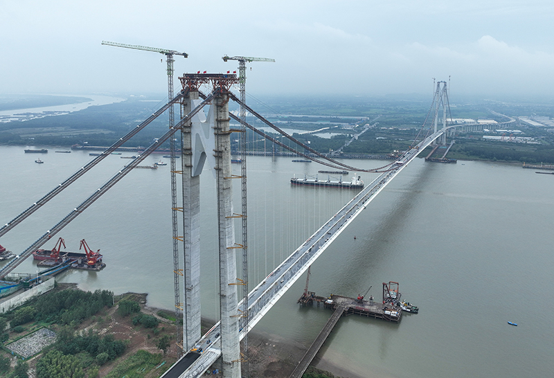 南京仙新路过江通道跨江大桥合龙