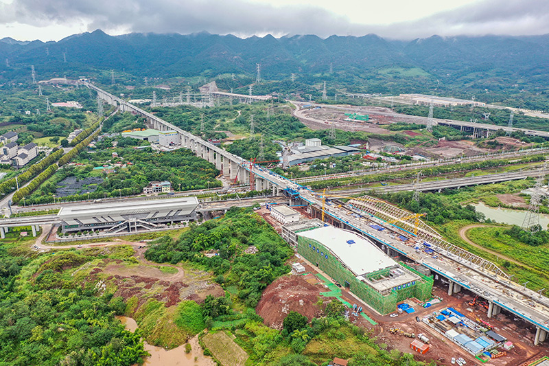 渝昆高铁川渝段站房主体结构全部完成