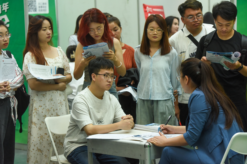 新疆举办首场秋季招聘会 提供岗位超1.6万个