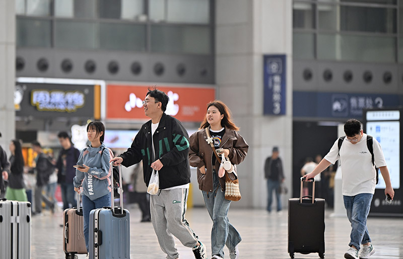 各地铁路部门迎来国庆出行高峰