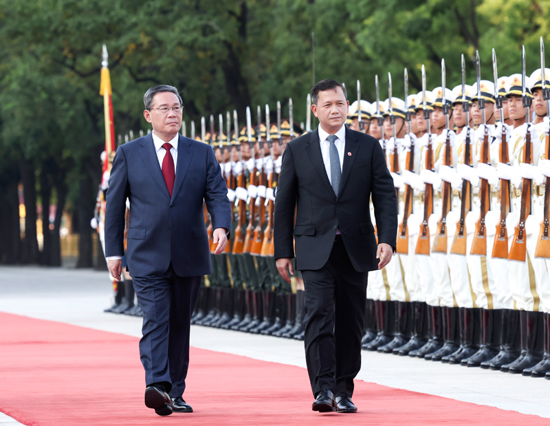 李强同柬埔寨首相洪玛奈会谈