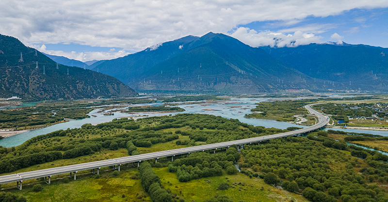 西藏林芝：雅尼湿地水清岸绿