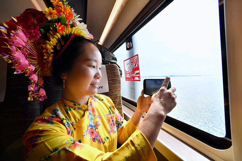 我国首条时速350公里跨海高铁正式开通运营