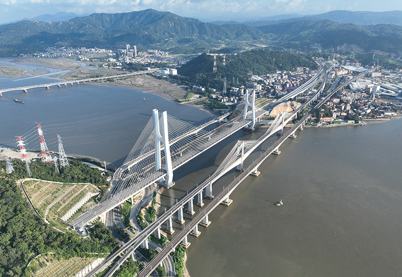 我国首条时速350公里跨海高铁正式开通运营