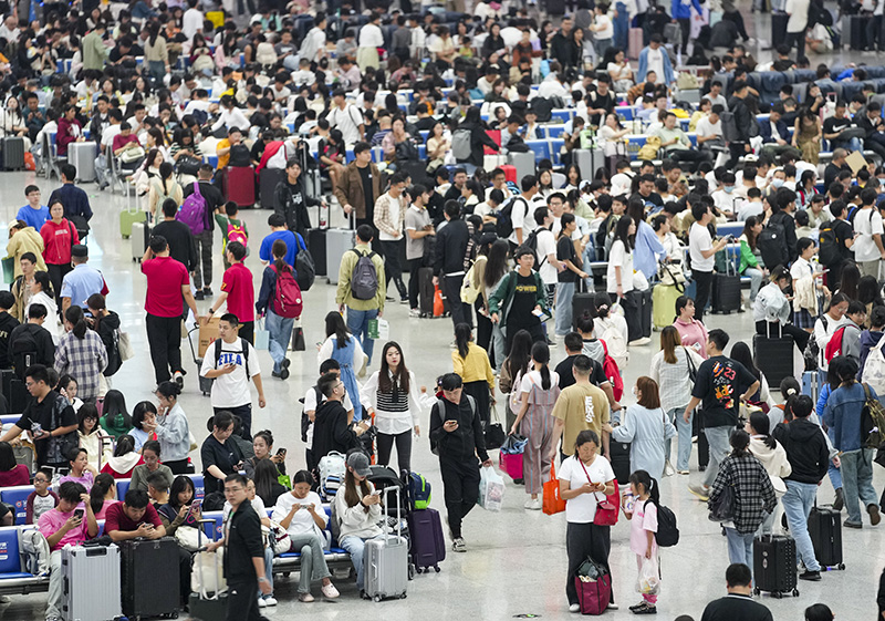 各地铁路部门迎来国庆出行高峰