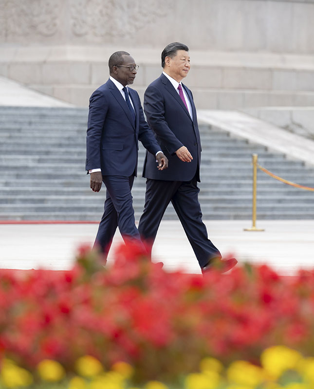 习近平同贝宁总统塔隆会谈