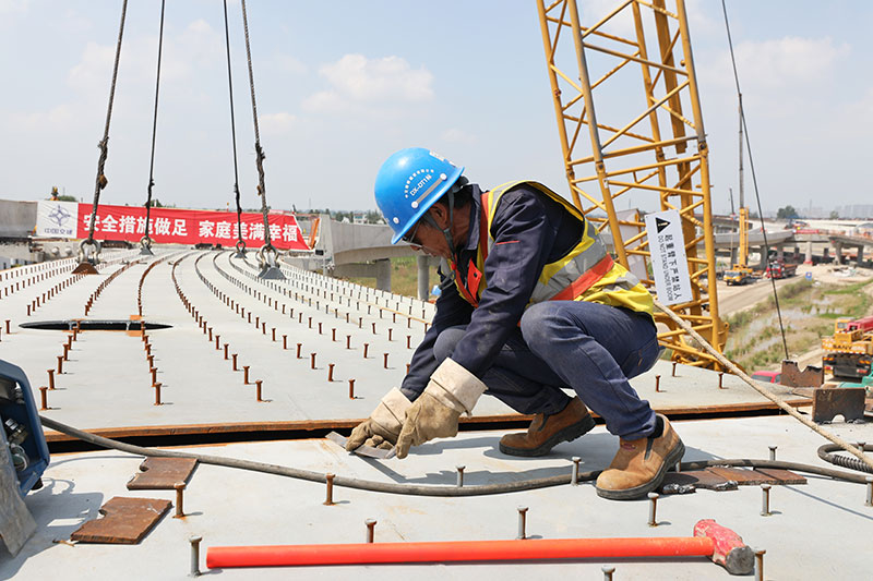 东兴高速上跨G15沈海高速架梁施工全部完成