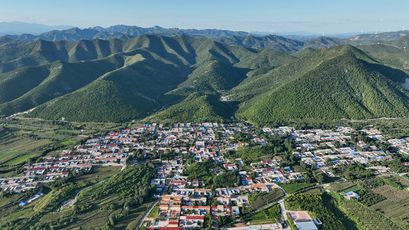河北唐山：长城脚下 小康村似“珍珠链”