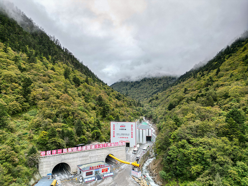 国道351夹金山隧道平导洞顺利贯通