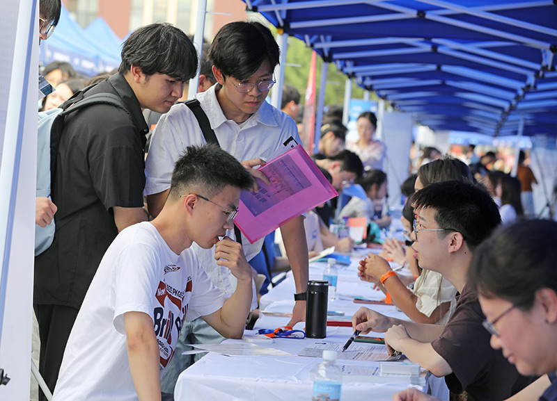 上海举办2024届高校毕业生秋季校园招聘会