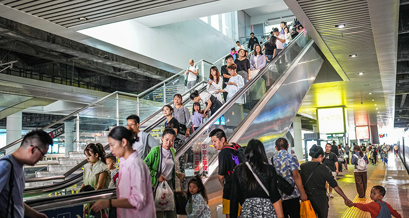 各地铁路部门迎来国庆出行高峰
