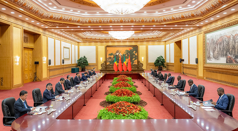 习近平同贝宁总统塔隆会谈